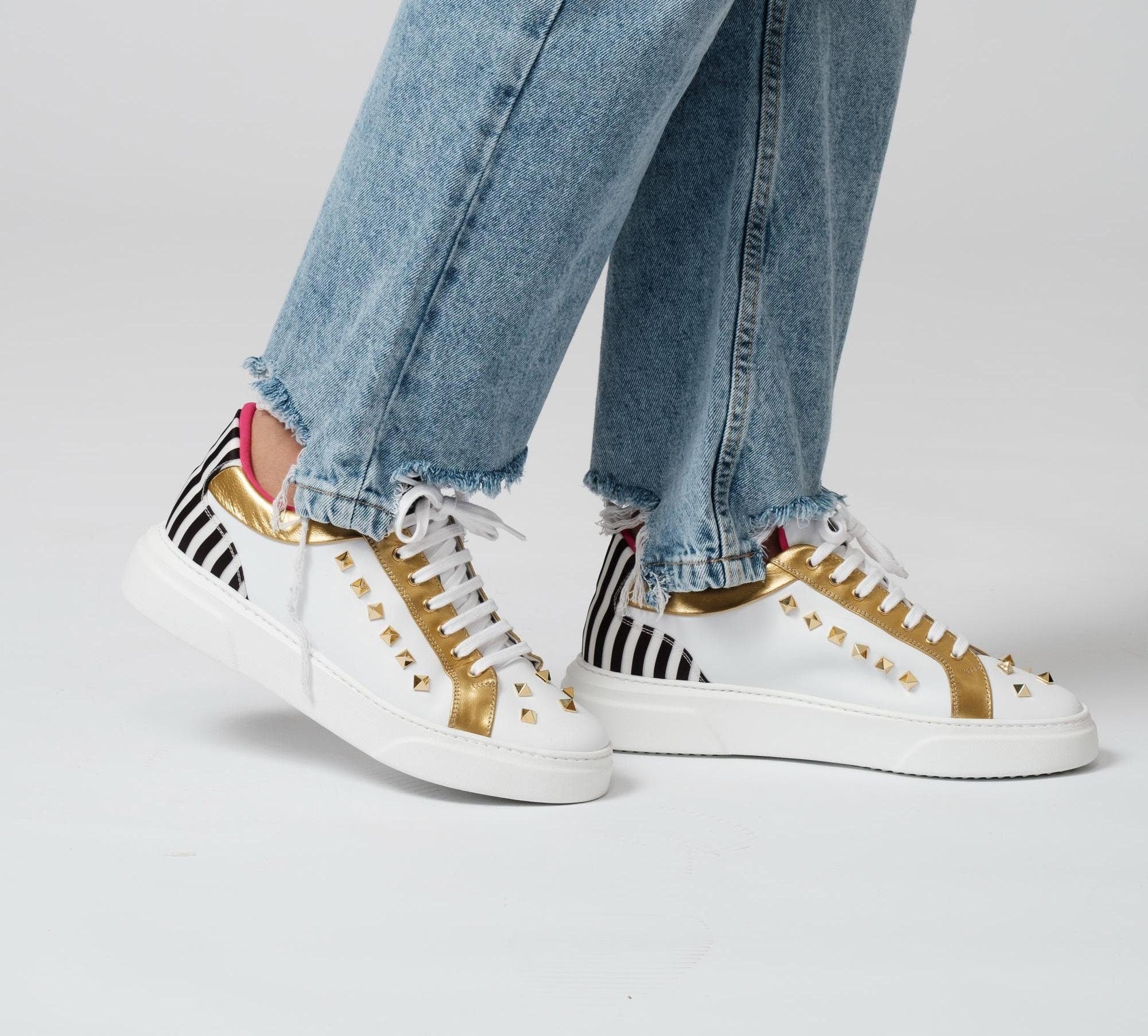 Sneakers con piramidi in oro - J'ESSENTIA - #francesca_jennifer_puzzo#